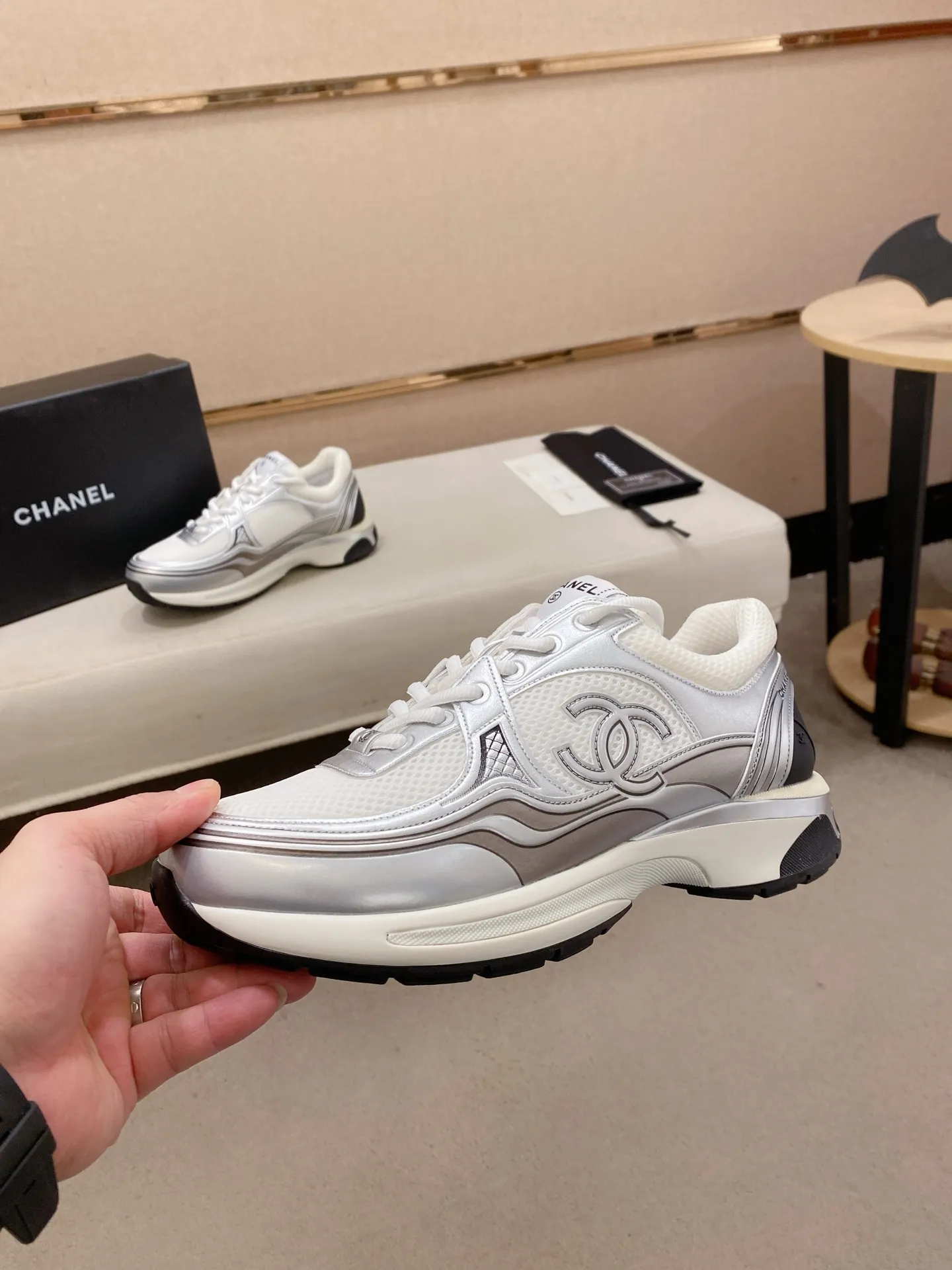 Factory price: 620💰 Chanel Chanel - 2026 counter top casual sports shoes This classic design; the upper is electro-embroidered with a variety of techniques; the outsole is fashionable and sporty; the extraordinary inclusion of a variety of color matching elements... The diversified mix and match is very beautiful and versatile, casual, fashionable, sports and outdoor can be taken into account... ꫛꫀꪝ Go➫ Material: ❶Upper is made of: Original imported high-mercerized smooth cow suede + special anti-mesh fabric ❷Inner use: original imported breathable mesh ❸Outsole based on: original TPU combination outsole Full set of boutique packaging for women 35–41 men 38-45